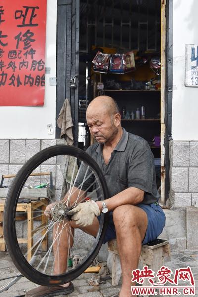 郑州城管帮助流动小贩找摊位 聋哑大叔感动落泪