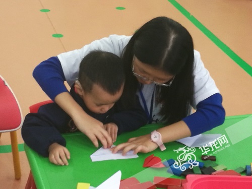 志愿者教小朋友手工折纸